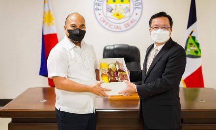 Governor Aumentado meets with Chinese envoy to the Philippines