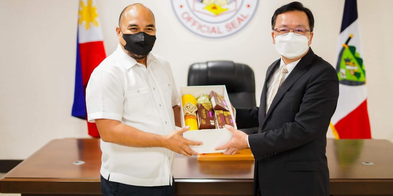 Governor Aumentado meets with Chinese envoy to the Philippines